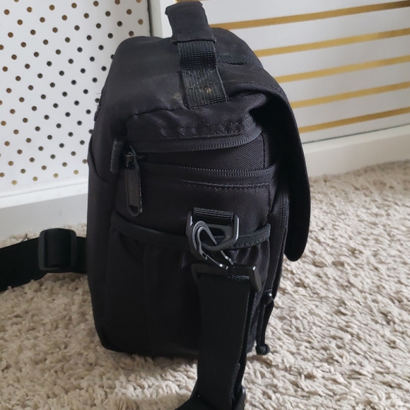 Lowepro Adventura 140 Camera Shoulder Bag - Picture 3 of 11